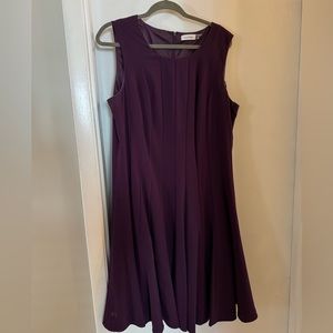 Sleeveless dress with lining.